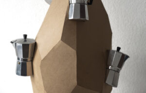 Espressokocher und Kristallform, Holz